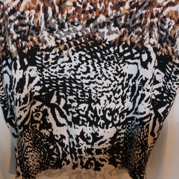 Joseph A Blouse Size L Capped sleeves Animal print Buttons Across Shoulder Top - Picture 9 of 10
